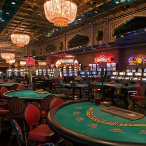 108bookie Live Casino Baccarat dealer နှင့် Myanmar ကစားသမားများ real-time ကစားနေသည့်မြင်ကွင်း