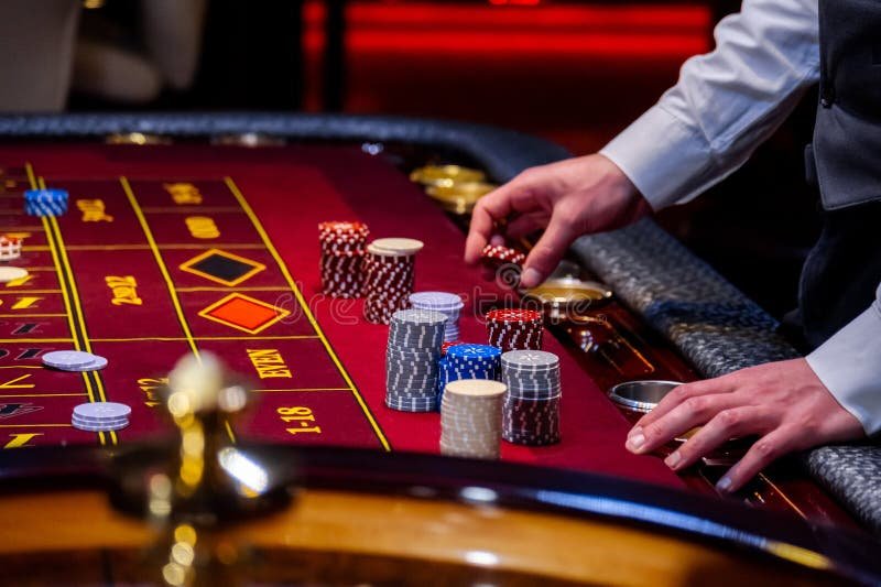 108bookie Live Casino Baccarat table real dealer ကဒ်ဖြန်းနေသည့်မြင်ကွင်း